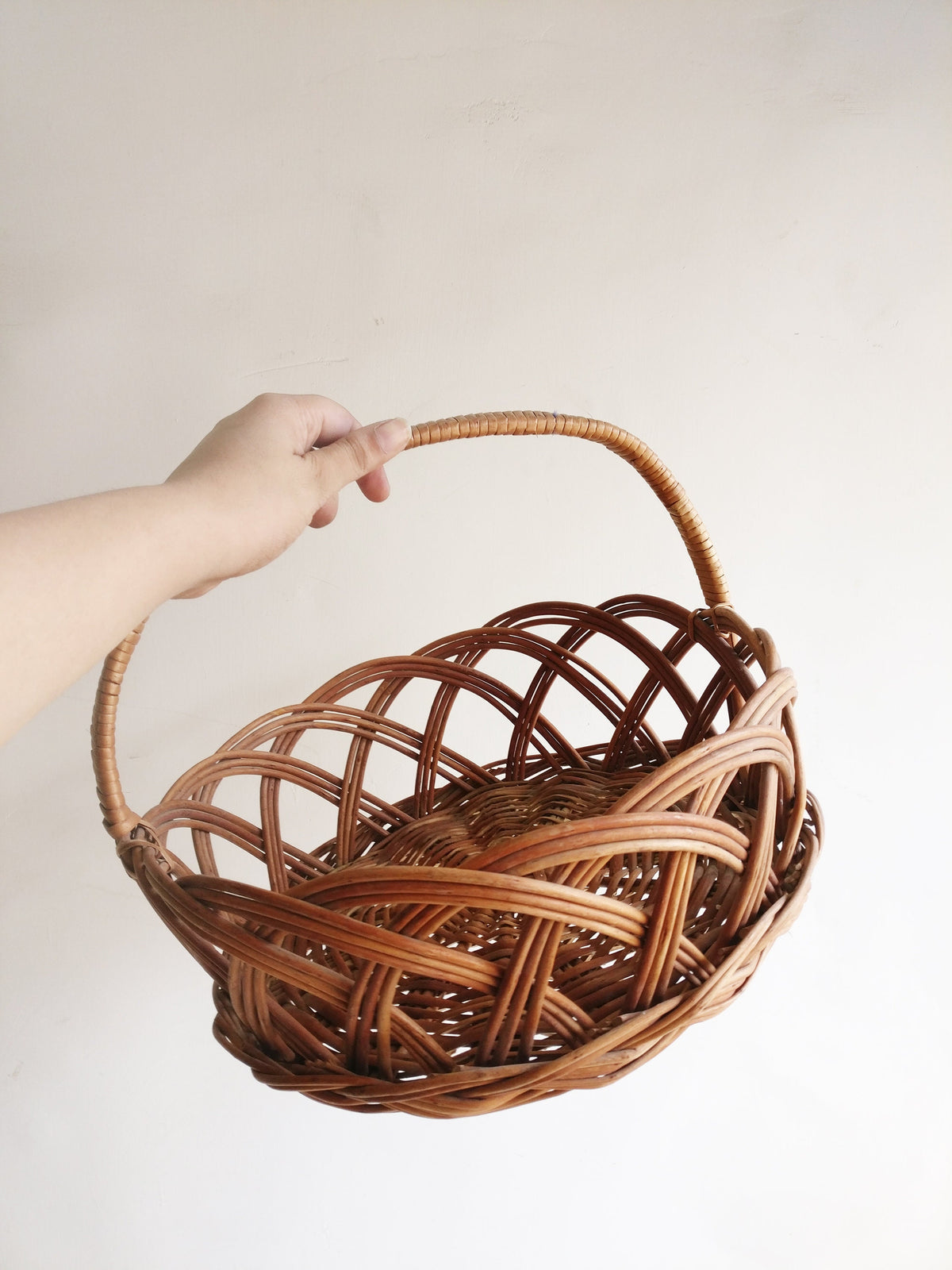 Handmade wicker basket organizer, Round basket with handle